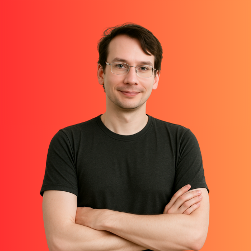 Chef Software Entwickler Thomas Schranz mit verschränkten Armen und einem leichten lächeln